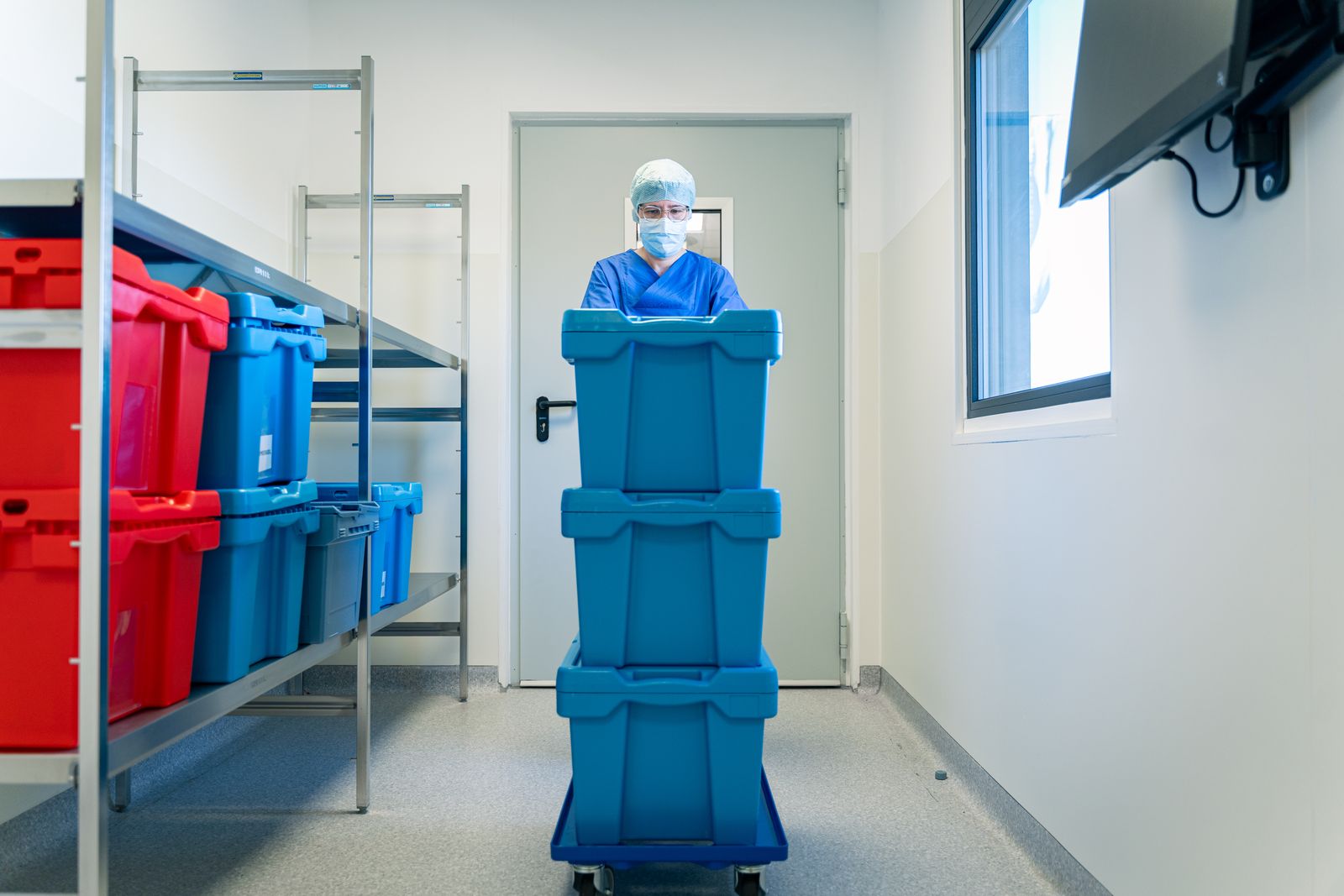 Gestapelte Transportboxen bereit zur Rückgabe an den Kunden